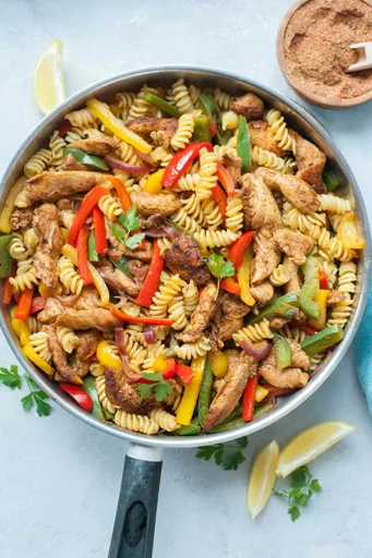 Pasta con pollo al estilo fajita
