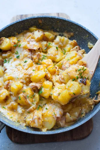 Revuelto de patatas y huevos con queso