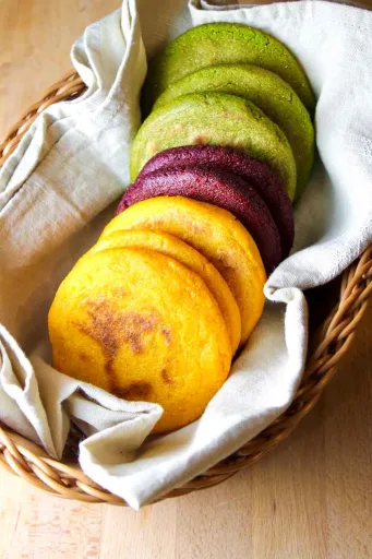 Receta de arepas venezolanas de colores vegetales