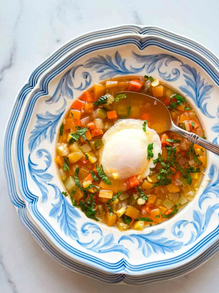 Sopa de verduras con huevo y cilantro