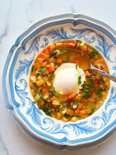 Sopa de verduras con huevo y cilantro