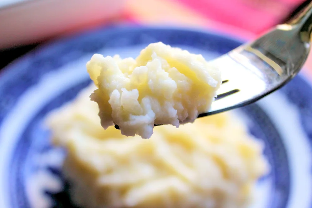 Purê de batatas cremoso com aroma de alho