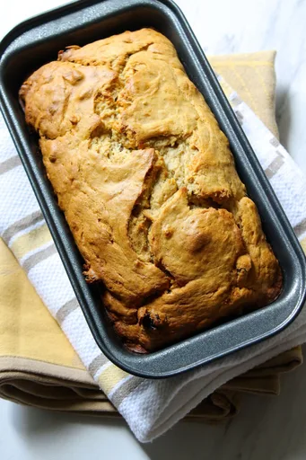 Pan de banana con uvas pasas y pecanas