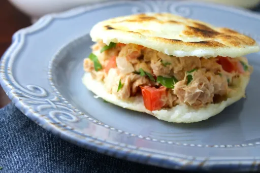 Arepas con atún y mayonesa
