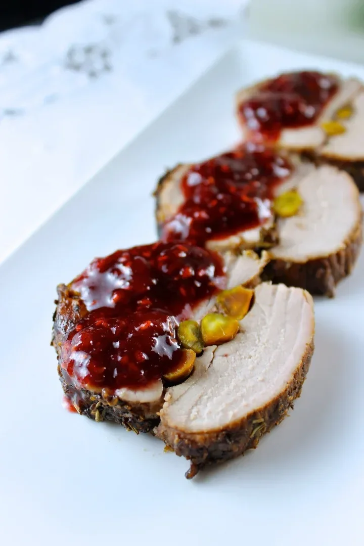 Lomo de cerdo con pistachos y salsa de frambuesas