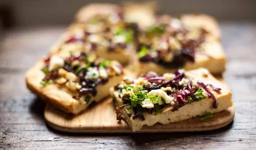 Pan Focaccia con Cebolla Caramelizada y Queso Azul