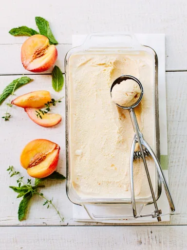 Helado de melocotón sin máquina con melocotones a la miel