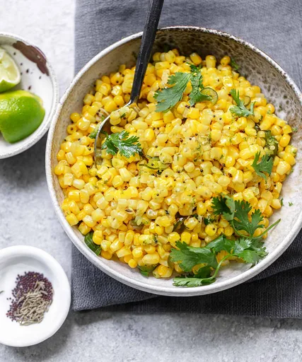 Maíz dulce salteado con cilantro y lima