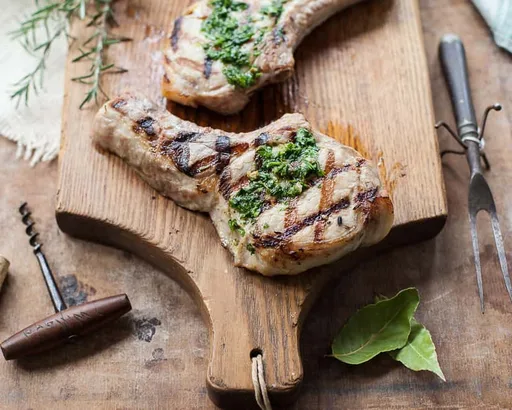 Chuletas de cerdo en salmuera a la toscana con salsa verde