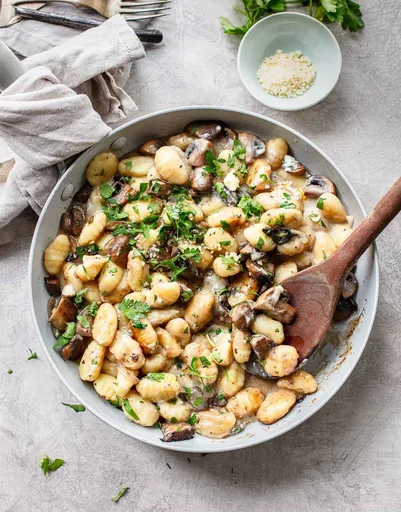 Ñoquis de setas con salsa de queso azul