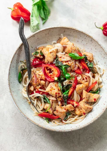 Pollo con Albahaca Tailandesa y Pimientos Rojos