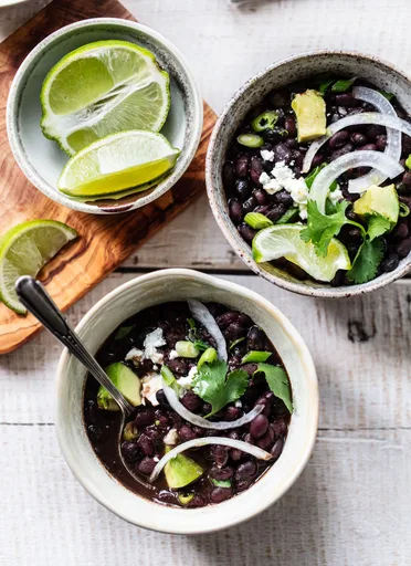 Frijoles negros a presión con especias mojo