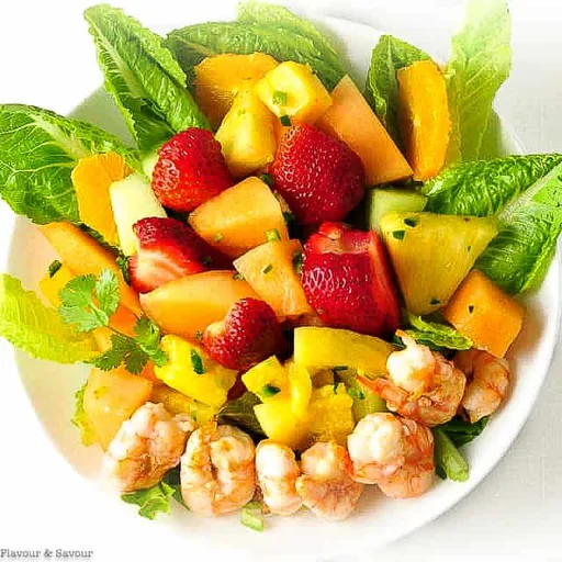 Ensalada de frutas del suroeste con langostinos a la parrilla