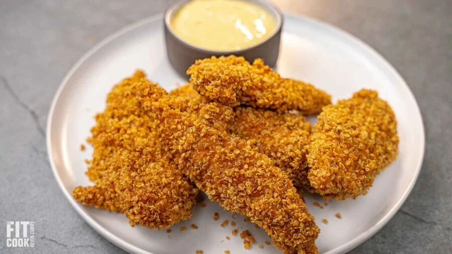 Tenders de poulet croustillants en croûte de quinoa, sauce crémeuse au miel et à la moutarde