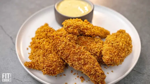 Tenders de poulet croustillants en croûte de quinoa, sauce crémeuse au miel et à la moutarde