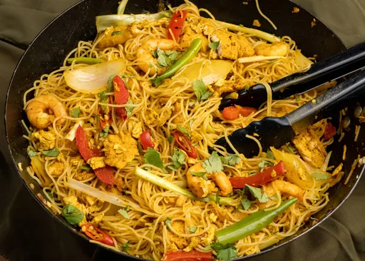 Singapore Noodles - Spicy Chicken and Prawn Noodles