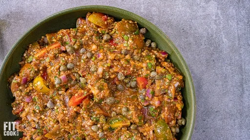 Ensalada de berenjena ahumada, tomate y hierbas