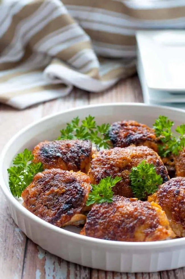 Sobrecoxas de frango apimentadas com missô e gengibre feitas em uma só panela