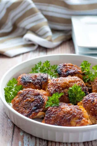 Sobrecoxas de frango apimentadas com missô e gengibre feitas em uma só panela