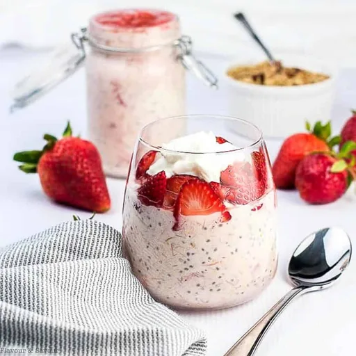 Gachas de avena nocturnas cremosas con chía, fresa y ruibarbo