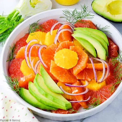 Ensalada de aguacate, pomelo y naranja con hinojo