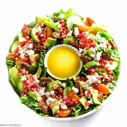 Ensalada de granada y mandarina con aguacate y feta