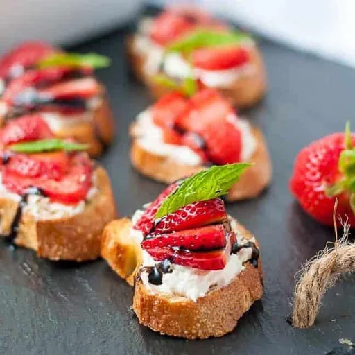 Crostini de Fresa y Queso Feta Batido