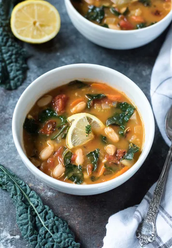 Sopa fácil de alubias blancas y col rizada