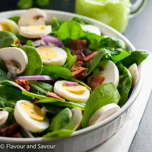 Ensalada Clásica de Espinacas con Aderezo Cremoso de Aguacate