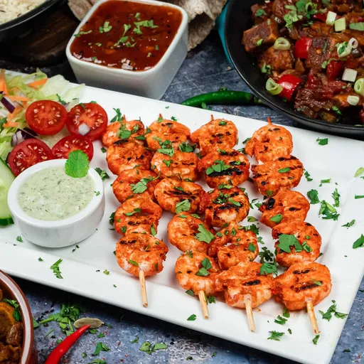 Brochetas de langostinos tandoori