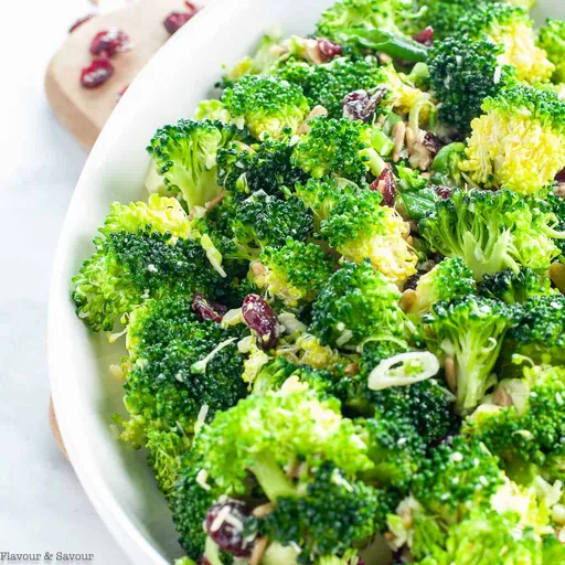 Ensalada de brócoli con arándanos y vinagreta de miel y Dijon