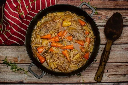 Ternera estofada con salsa de rábano picante