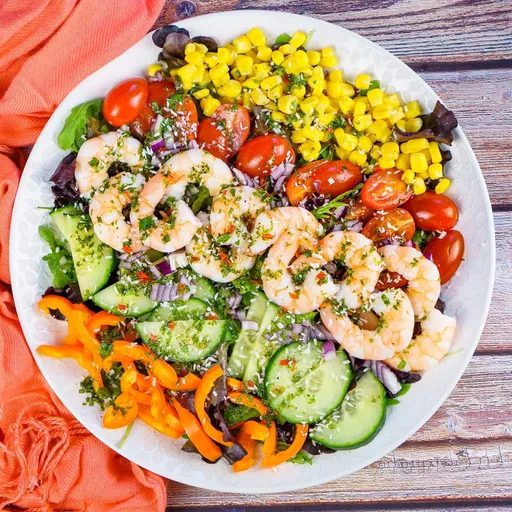 Ensalada de langostinos con aderezo de guindilla