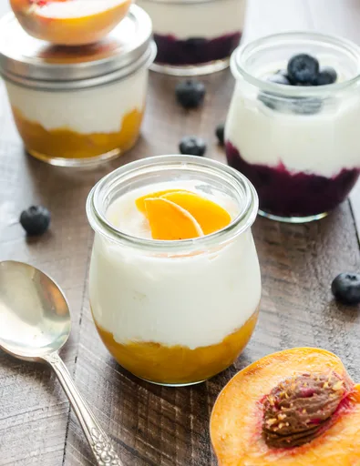 yogur con fruta en la base caseros