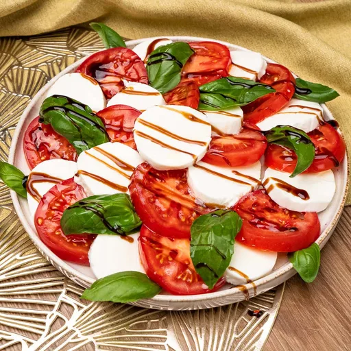Ensalada caprese - Tomate y mozzarella con albahaca