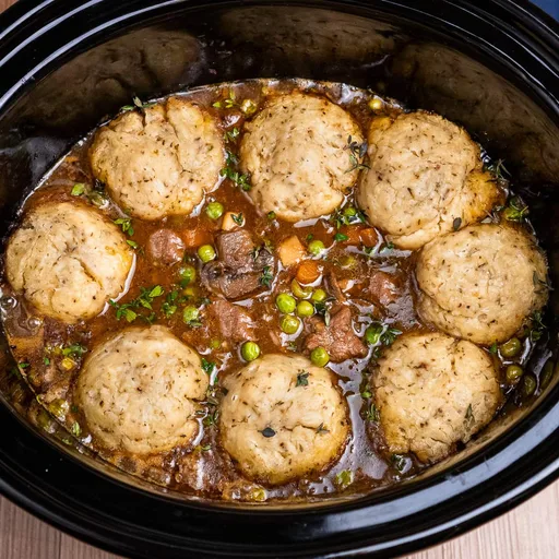 Estofado de ternera con albóndigas de masa en olla de cocción lenta