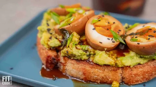 Huevos marinados en soja y miso