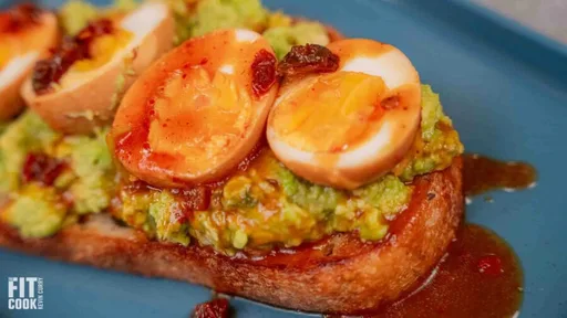 Huevos marinados al chipotle y lima