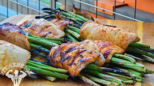 Espárragos envueltos en pollo a la barbacoa