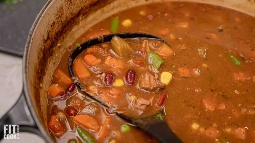 Sopa reconfortante de ternera y judías (alta en proteínas, económica y sin gluten)