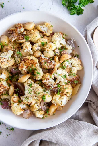 Coliflor asada con ajo, chalotas y parmesano
