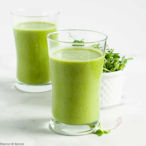 Batido verde de piña y naranja con cáñamo y chía