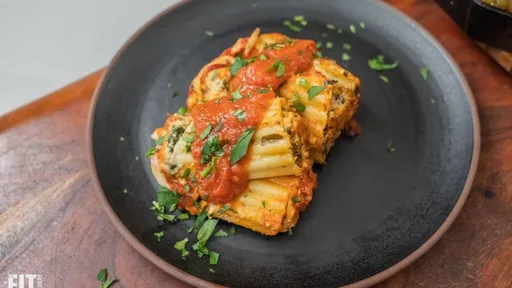 Conchas de pasta rellenas de requesón de anacardos y espinacas
