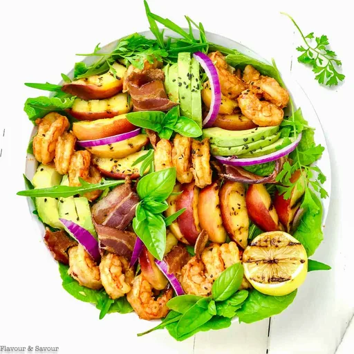Ensalada de aguacate, melocotón a la parrilla y langostinos al chipotle con tocino