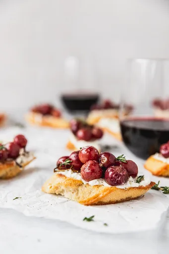 Crostini de queso de cabra con uvas asadas y miel