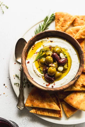 Feta batida con aceitunas marinadas