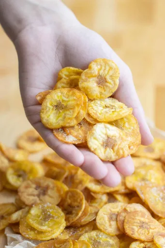 Platanutres (plantain chips)