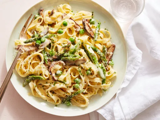 Fettuccine Alfredo con verduras de primavera