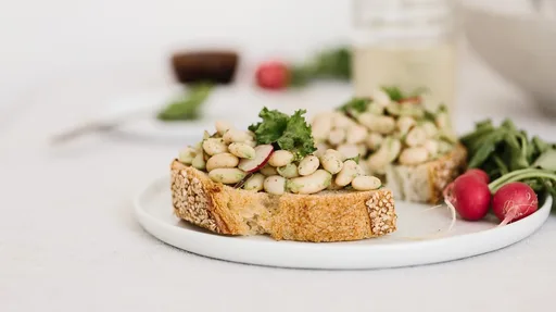 Ensalada tibia de alubias blancas y rúcula