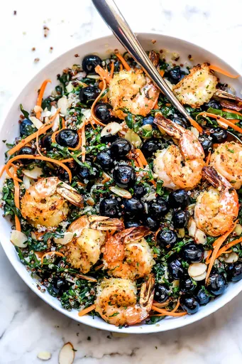 Receta de ensalada de col rizada y camarones ricos en proteínas